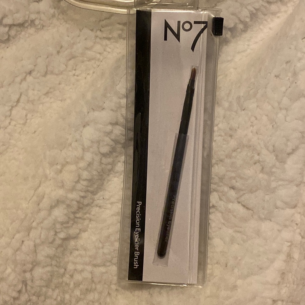 Precision eyeliner brush